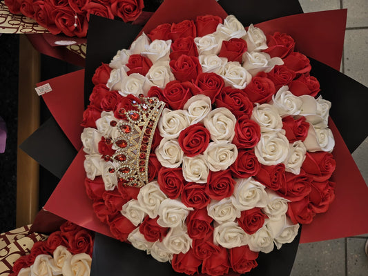 👑 Luxury Red & White Rose Bouquet with Crown – Elegant Gift for Every Occasion