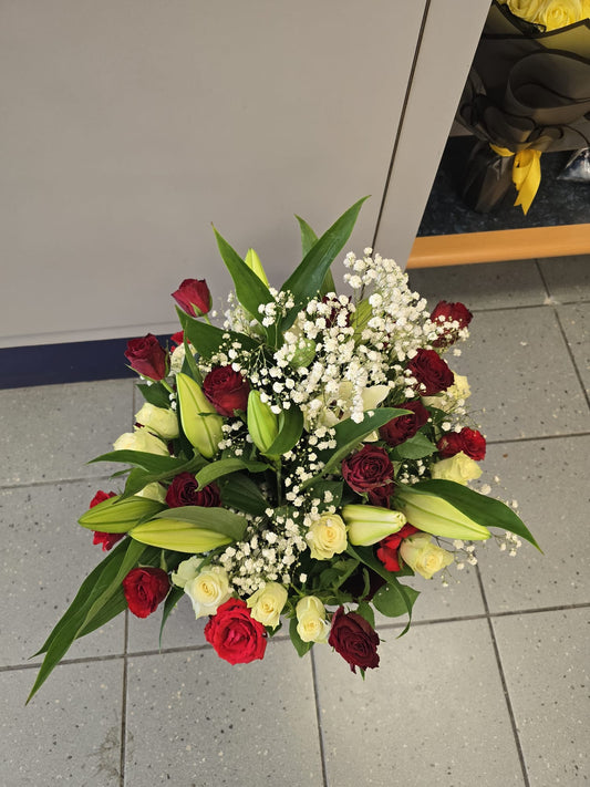 🌹 Elegant Red & White Rose Bouquet with Lilies & Baby’s Breath – Fresh Floral Arrangement